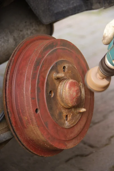 Polishing brake drum — Stock Photo, Image