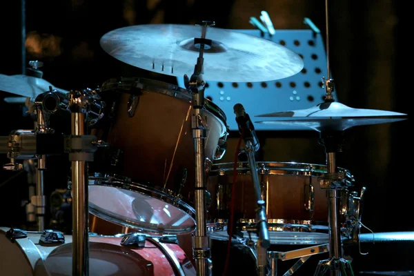 Drum kit di konser malam — Stok Foto