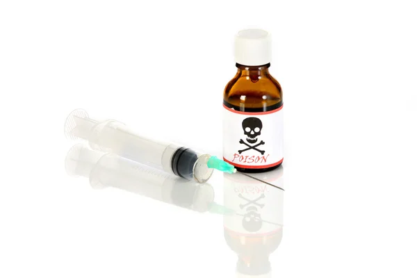 Inyección y botella de veneno —  Fotos de Stock