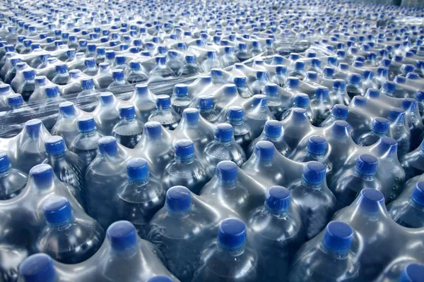 Stos butelkach sok — Zdjęcie stockowe