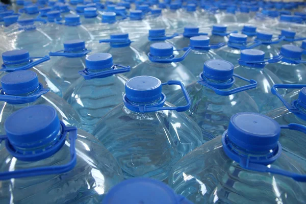 Стек воду в пляшках — стокове фото