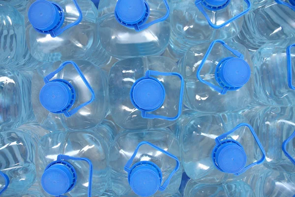 Стек воду в пляшках — стокове фото