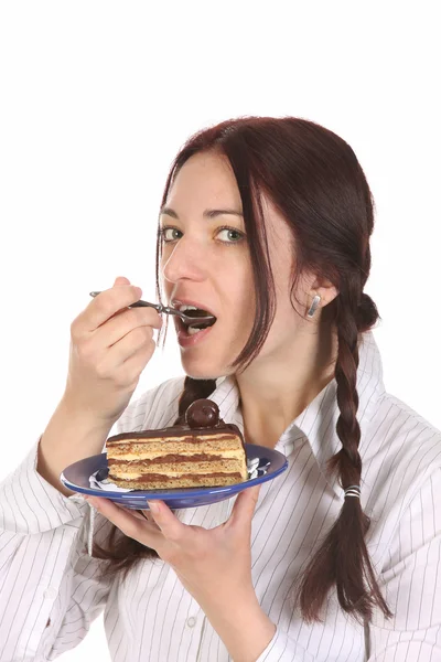 Vacker kvinna äta bit av kakan — Stockfoto