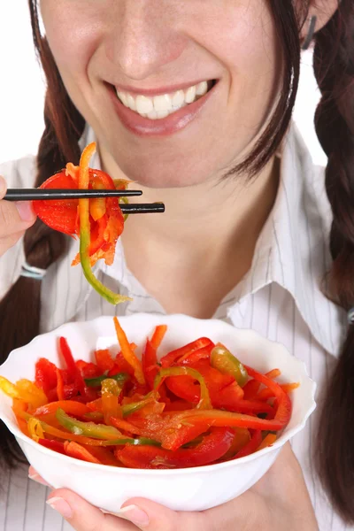 Schöne Frau isst mit Essstäbchen — Stockfoto