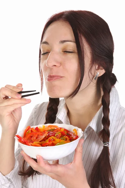 Mooie vrouw eten met stokjes — Stockfoto