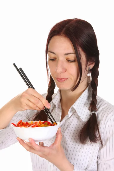 Bella donna mangiare con le bacchette — Foto Stock