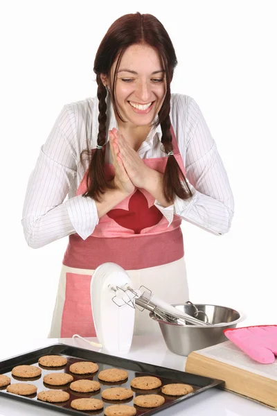 Prachtige huisvrouw met voltooide gebak — Stockfoto