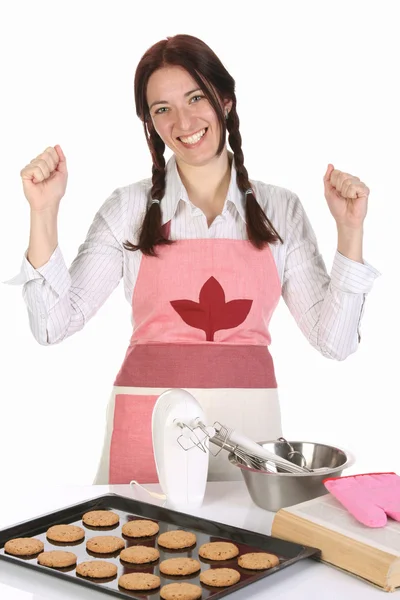 Prachtige huisvrouw met voltooide gebak — Stockfoto