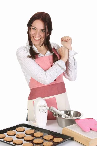 Schöne Hausfrau mit fertigen Kuchen — Stockfoto