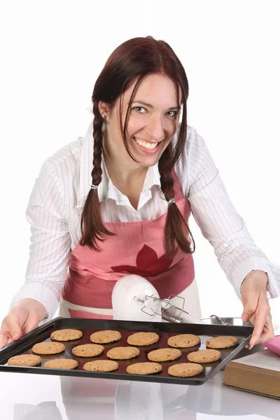 Belle femme au foyer montrant des gâteaux — Photo