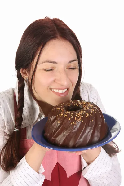 Домохозяйка нюхает торт — стоковое фото