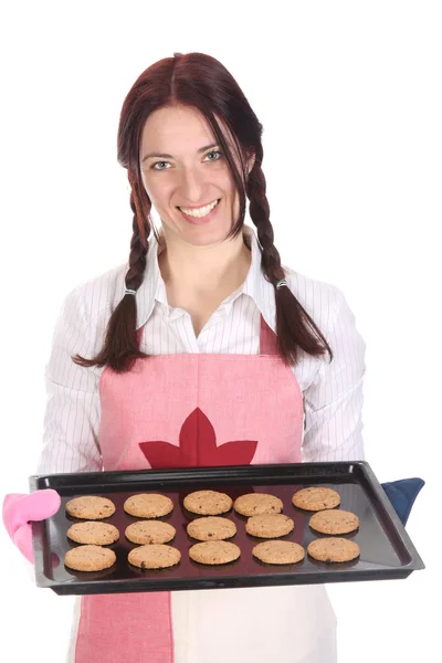 Schöne Hausfrau zeigt Kuchen — Stockfoto