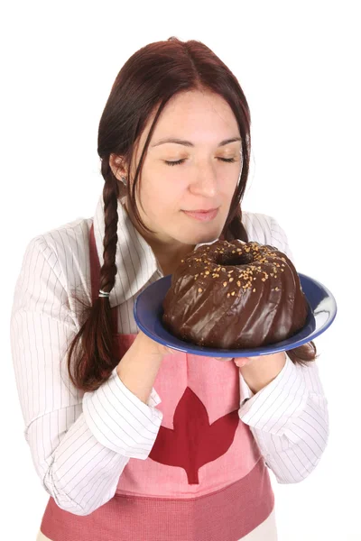 Красивая домохозяйка, нюхающая торт — стоковое фото