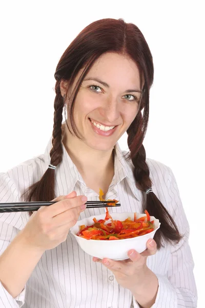 Schöne Frau isst mit Essstäbchen — Stockfoto