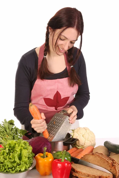 Voorbereiding van lunch en snijden van de wortel — Stockfoto