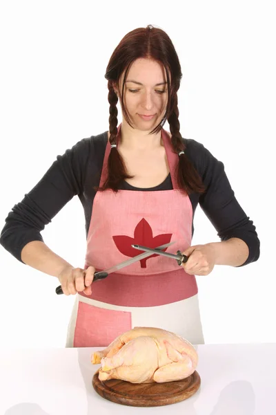 Hausfrau wetzt ein Messer — Stockfoto