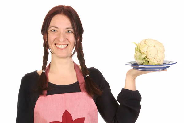 Домогосподарка тримає тарілку з цвітною капустою — стокове фото