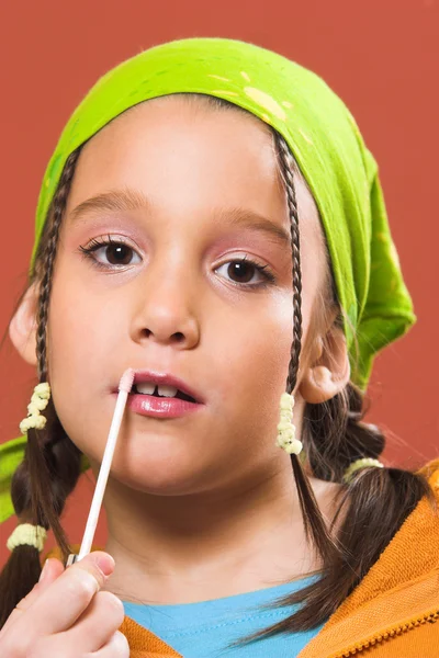 Niño aplicando maquillaje —  Fotos de Stock