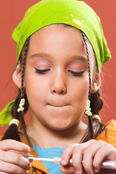 Criança aplicando maquiagem — Fotografia de Stock