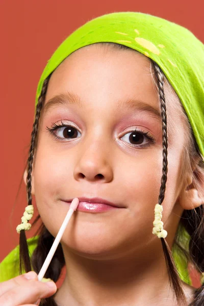 Criança aplicando maquiagem — Fotografia de Stock