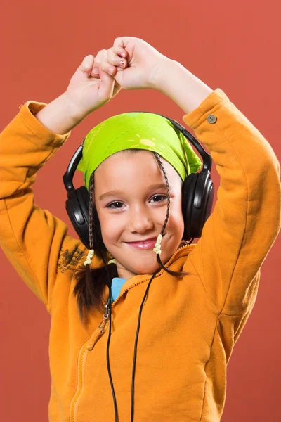Dziecko słuchania muzyki w słuchawkach — Zdjęcie stockowe