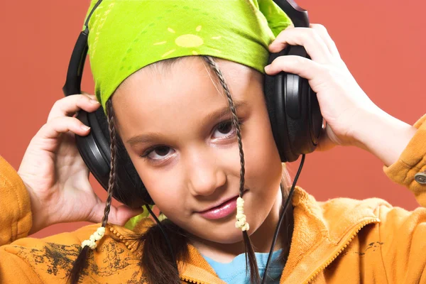Criança ouvir música em fones de ouvido — Fotografia de Stock
