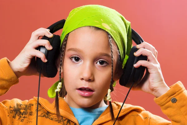 Kind hört Musik über Kopfhörer — Stockfoto
