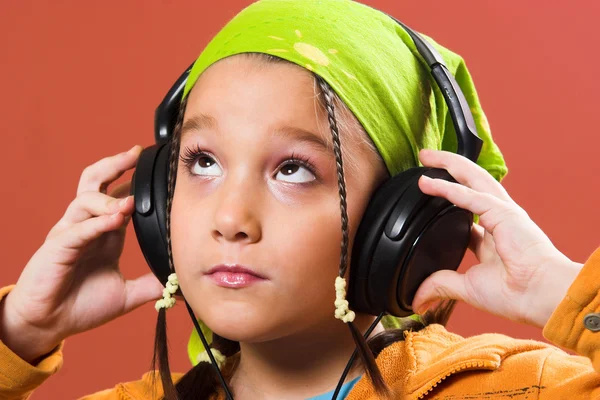 Criança ouvir música em fones de ouvido — Fotografia de Stock