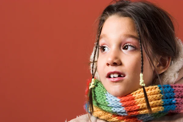 Дитина з пальто і шарф — стокове фото