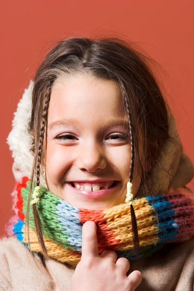 Kind mit Mantel und Schal — Stockfoto