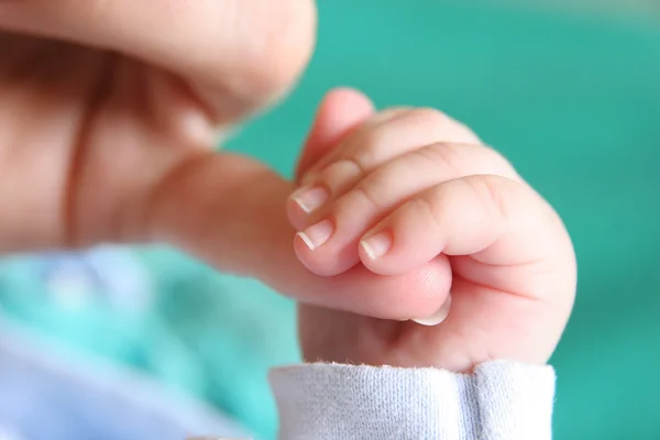 Nieuwe geboren Baby's hand aangrijpend voor moeders finger — Stockfoto