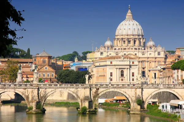 Vatikán od ponte umberto i v Římě, Itálie — Stock fotografie