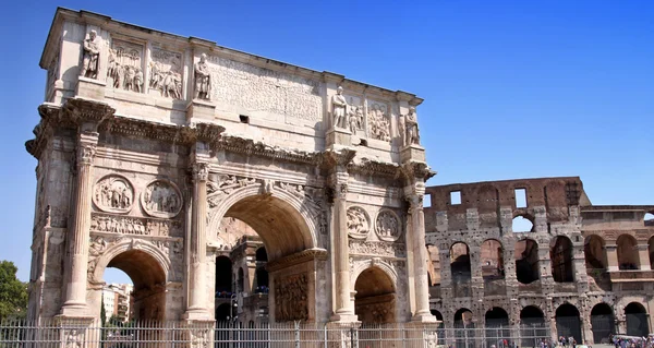 Arco de constantino en het colosseum in rome, Italië — Stockfoto