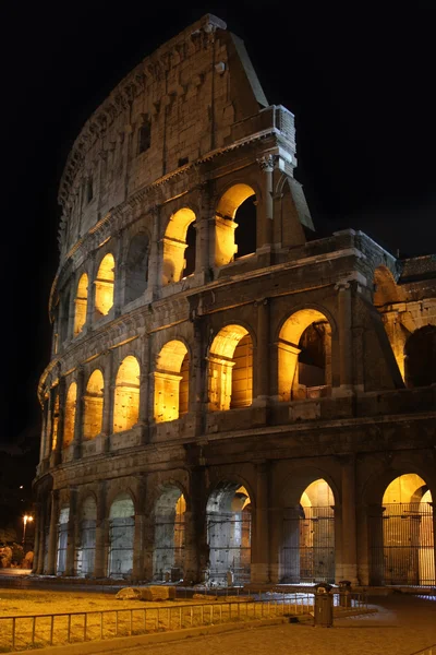 Kolosseum bei Nacht in Rom, Italien — Stockfoto