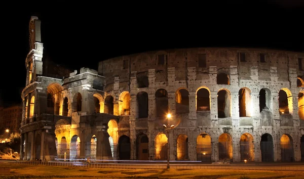 Coliseo nocturno en Roma, Italia — Foto de Stock