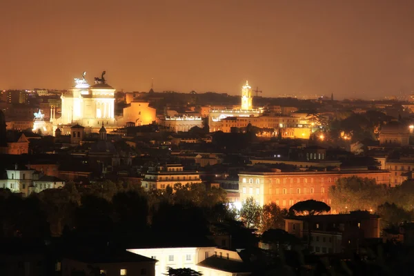 Рим ночью из Джаниколо, Италия — стоковое фото