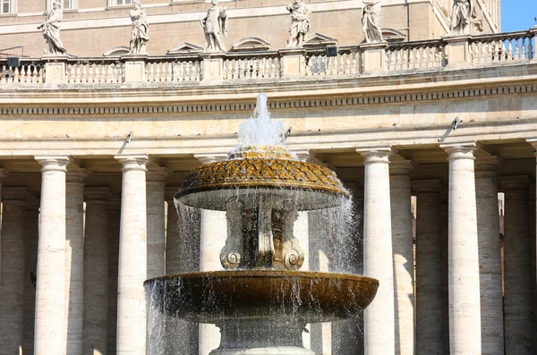 Fuente de la Plaza de San Pedro en el Vaticano, Roma, Italia — Foto de Stock