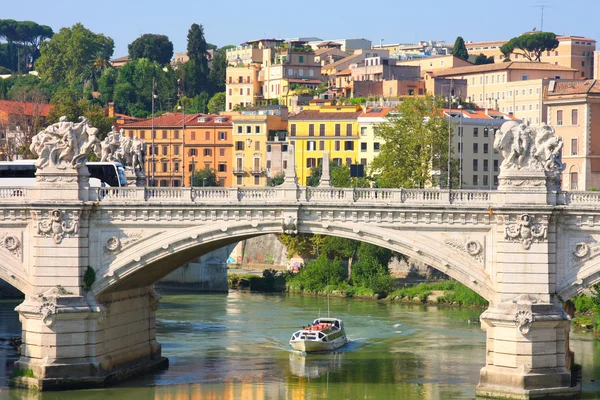 Ponte vittorio emanuele ii, v Římě, Itálie — Stock fotografie