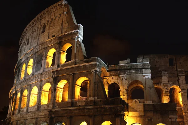 Coliseu à noite em Roma, Itália — Fotografia de Stock