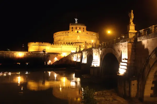 Blick auf castel sant 'angelo nacht in rom, italien — Stockfoto