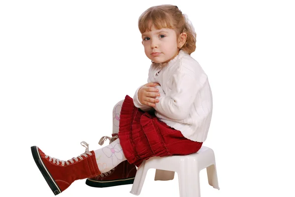 Красавица маленькая девочка сидит на стуле — стоковое фото