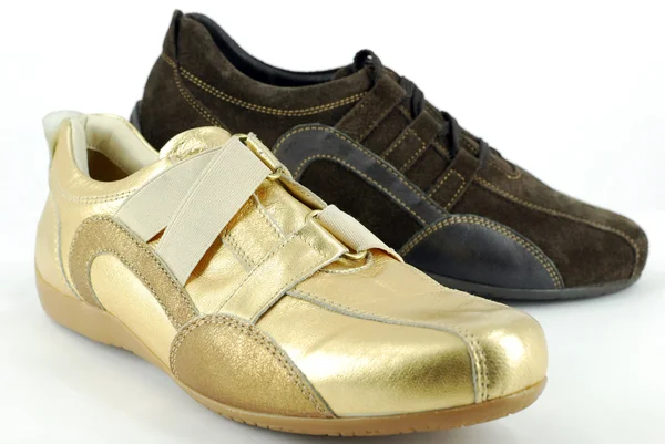 Chaussures baskets dorées et marron — Photo