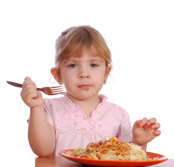 Liten flicka med spaghetti — Stockfoto