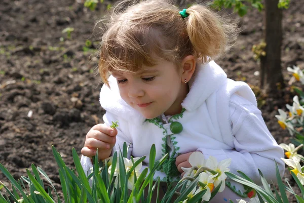 Little girl in garden — Stock Photo, Image