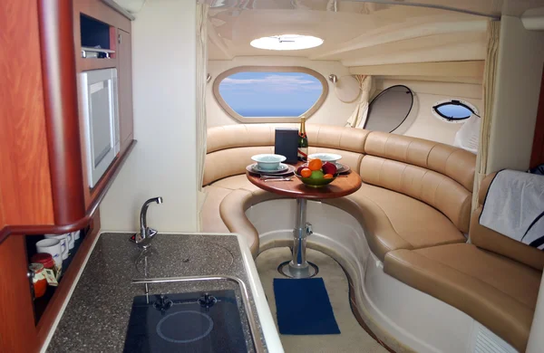 Nowe luksusowe wnętrze jachtu — Zdjęcie stockowe