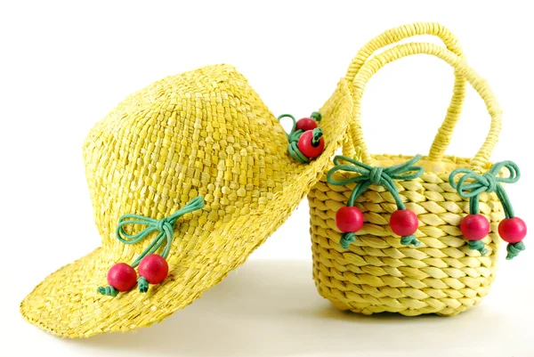 Соломенная шляпа и сумка — стоковое фото