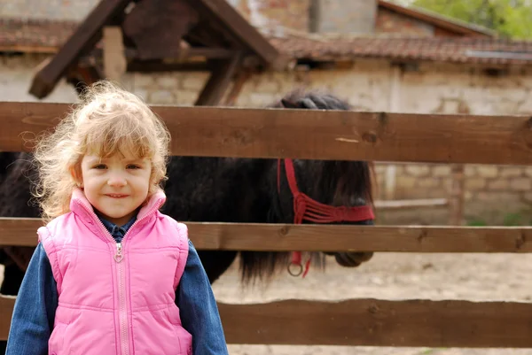 Çiftlikte küçük kız — Stok fotoğraf