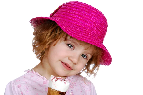 Маленькая девочка в красной шляпе и мороженом — стоковое фото