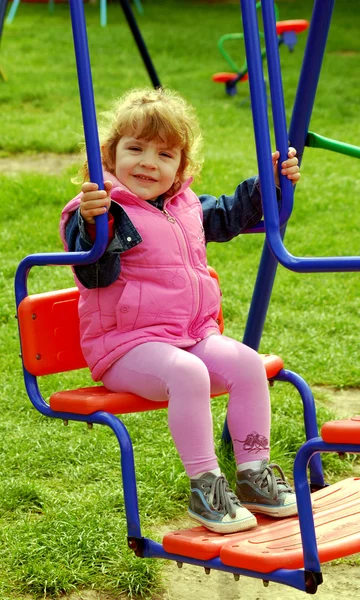 Petite fille sur swing — Photo