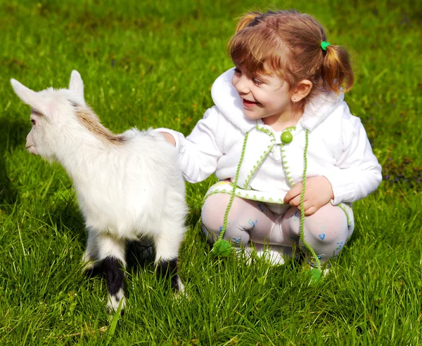 Дитина і маленька коза — стокове фото